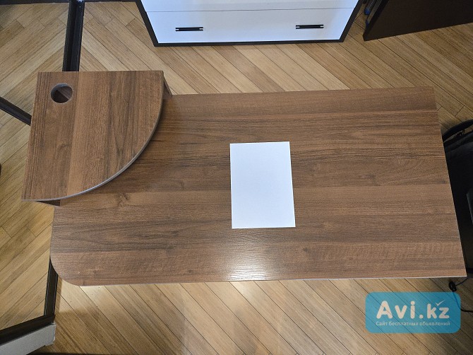 Продам письменный стол 132 см с полкой под монитор, темный орех, б/у, отличное состояние Алматы - изображение 1