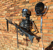 Светильник кованый скелет с пулемётом Степногорск