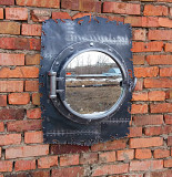 Зеркало в иллюминаторе с черепом Астана