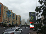 Рекламный указатель на придорожном столбе Алматы