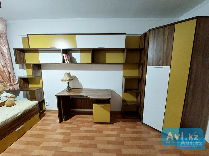 Мебель для школьника рабочий стол, тубы змейки, книжные полки, плательный шкаф Астана - изображение 1
