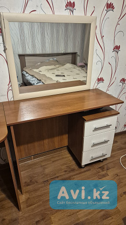Продам комплект мебели: двухспальную кровать, два столика и зеркало Алматы - изображение 1