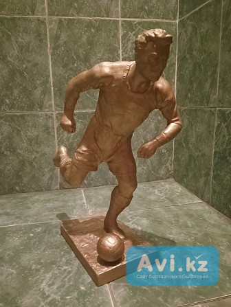 Скульптура "футболист" Алматы - изображение 1