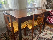 Продам стол в хорошем состоянии.коричневого цвета.цена договорная Уральск