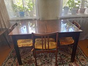 Продам стол в хорошем состоянии.коричневого цвета.цена договорная Уральск